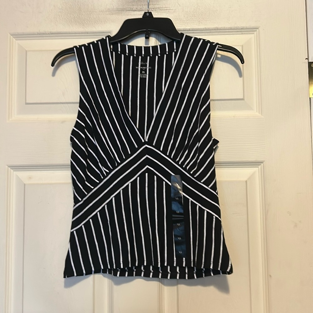 Banana Republic V Neck Black and White Striped Top Size XS
